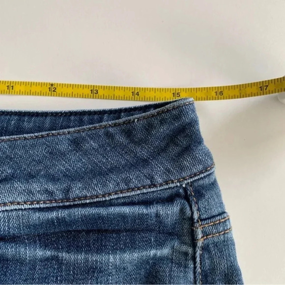 American Eagle Floral Embroidered Frayed Medium Wash Denim Jean Shorts Size 6 - Picture 6 of 9